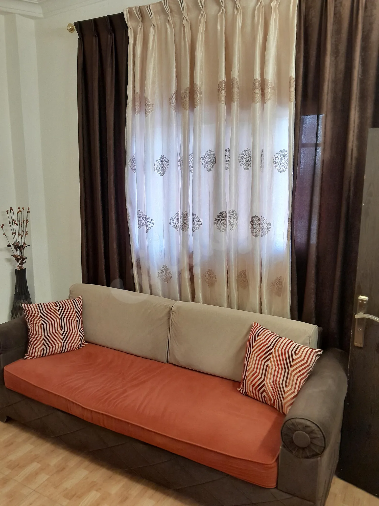 طقم كنب حرف L مستعمل بسعر حرق 200$ في المالكي
