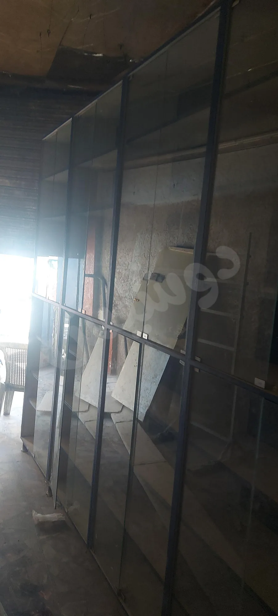 خزانة محلات مستعملة بواجهة بللور في جميلية - 130$