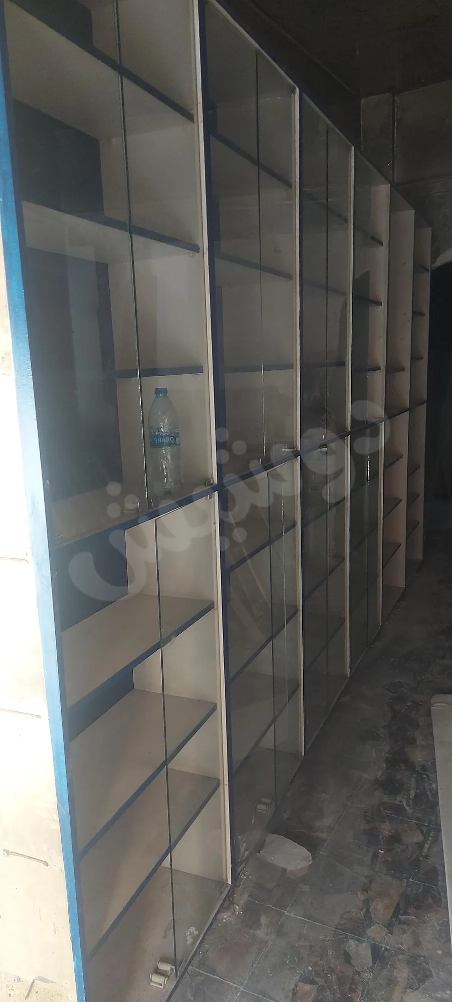خزانة محلات مستعملة بواجهة بللور في جميلية - 130$
