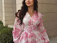 فستان نسائي جديد أبيض وزهري للبيع في اللاذقية - مقاس M