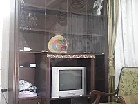 فيترينا بواب ورفوف بلور مع تلفزيون 