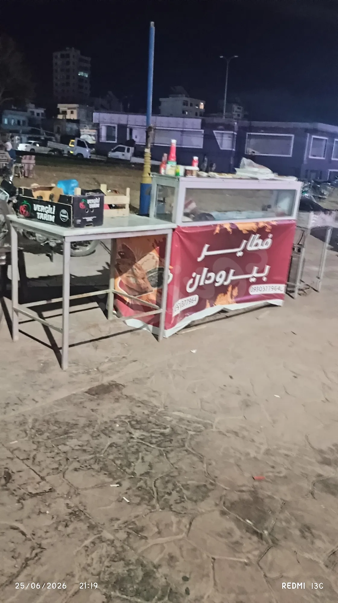 معدات مطاعم للبيع: طاولات صاج وفرن صناعي للفطاير