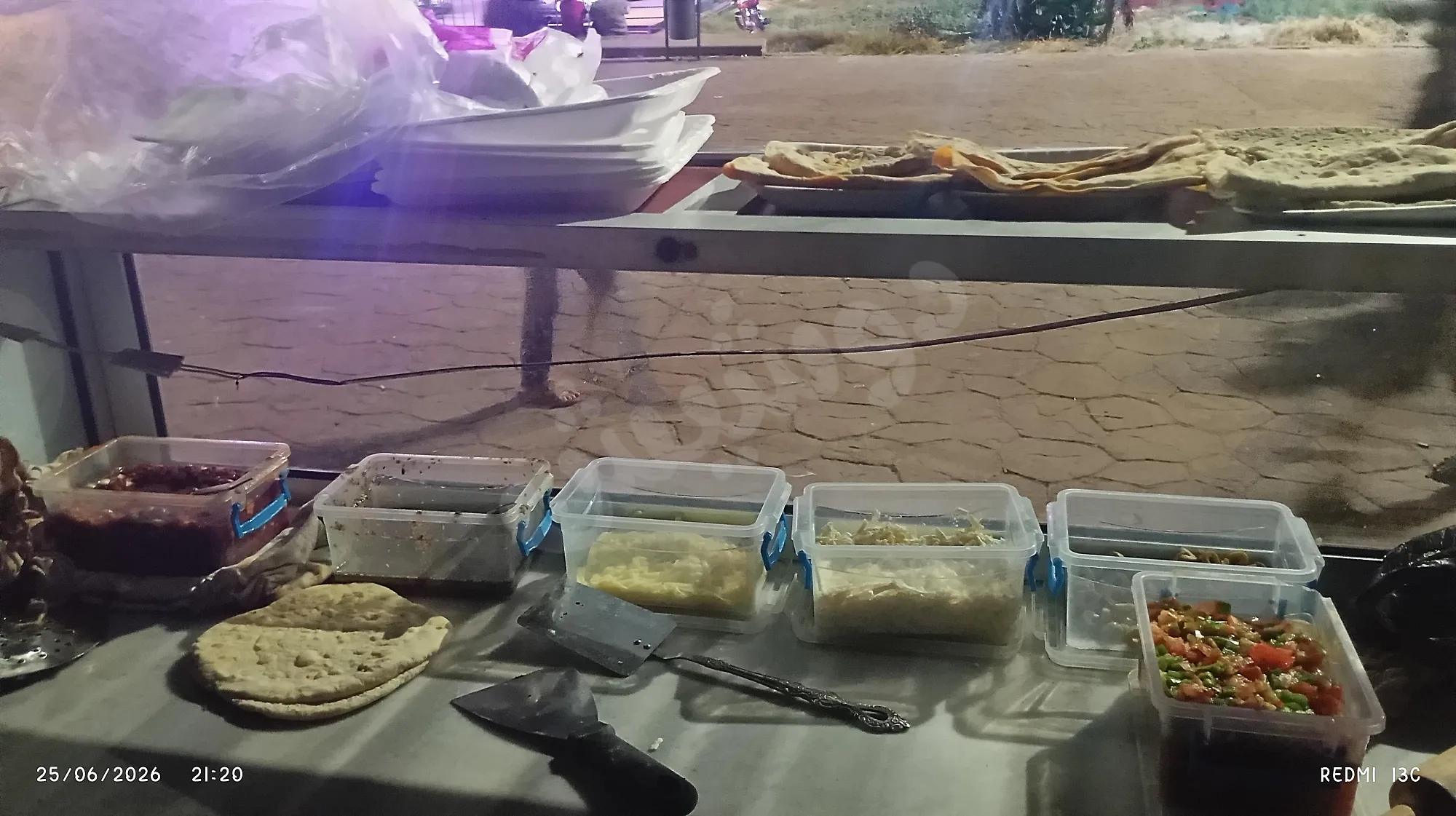 معدات مطاعم للبيع: طاولات صاج وفرن صناعي للفطاير