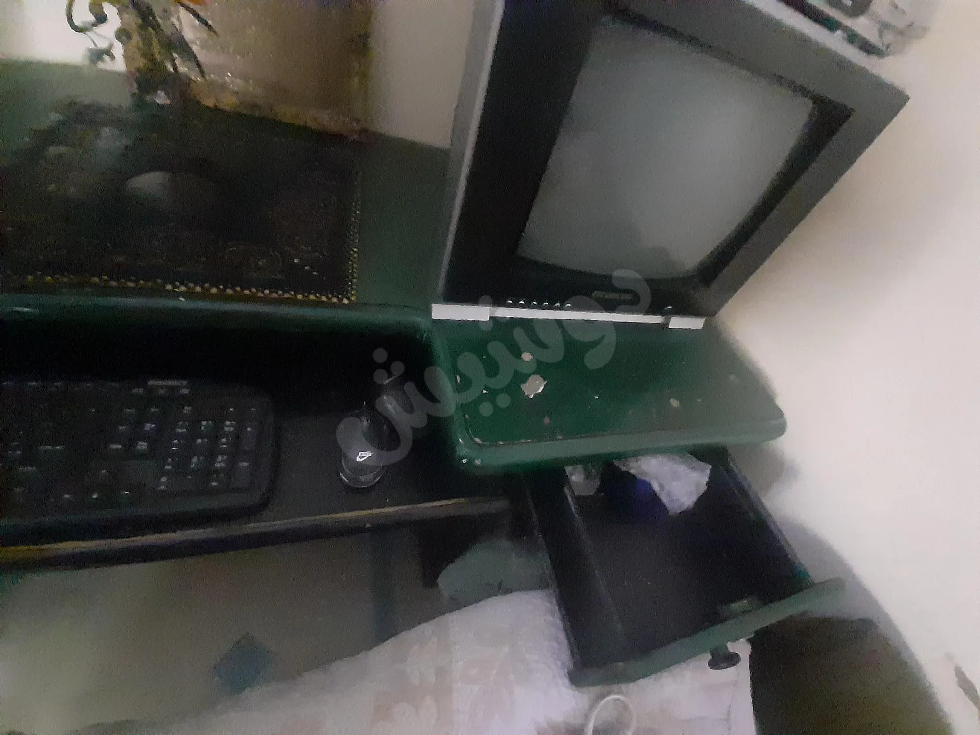 للبيع مكتب كمبيوتر خشبي مستعمل بحالة جيدة