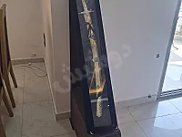 سيف عربي تراثي مزخرف مع قاعدة عرض خشبية في ريف دمشق
