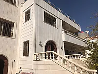 للبيع فيلا منفردة #المنطقة : قرى الشام  قرب جامع النزيه