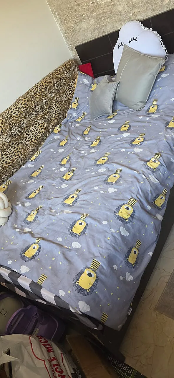 تخت مفرد ونص مع خزانة مستعمل للبيع 250$