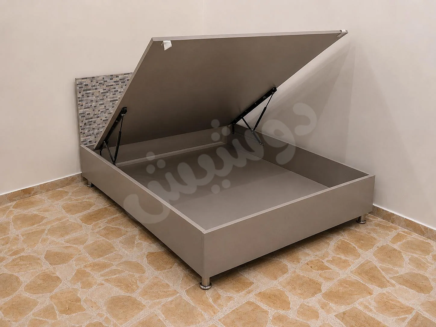 غرفة نوم شبابية كاملة 3 تخوت + 3 كومدين + سكرتون 6 أبواب
