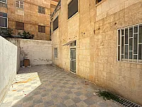 شقة سكنية للإيجار في منطقة الموكامبو في حي الأندلس - 3 غرف وحديقة