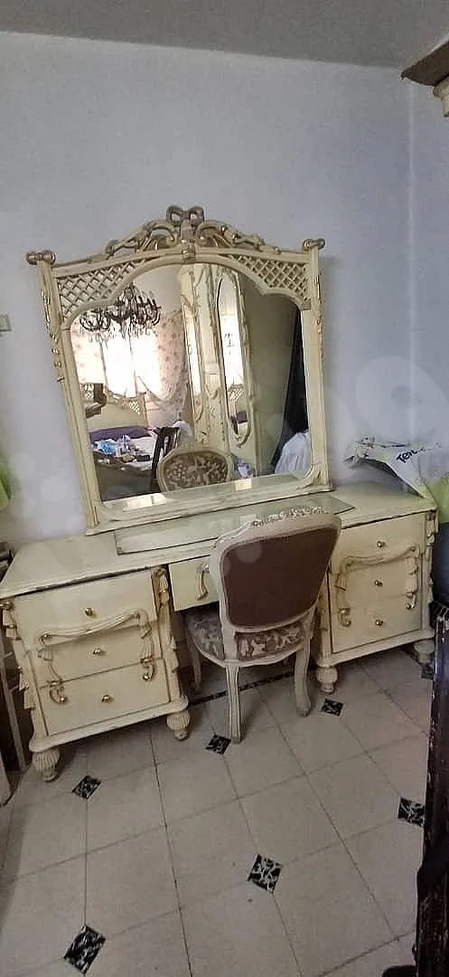 للبيع غرفة نوم مستعملة نضيفة خشب زان