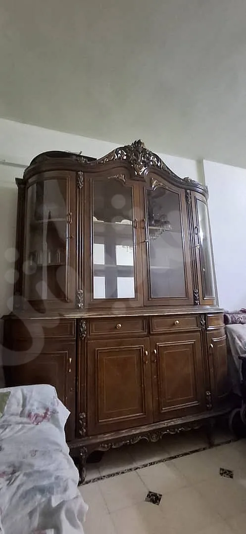 للبيع طقم كنبايات وطاولة سفرة كبير مع الكراسي وخزانة احذية