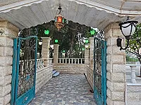 للبيع مطعم على طريق عين الفيجة  حجر طبيعي بلكامل مساحة كبيرة 