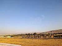 أرض بريف دمشق للبيع مساحتها ٨٧٥م٢ مع بناء مشيد عليها مساحته ٣٢٠م٢