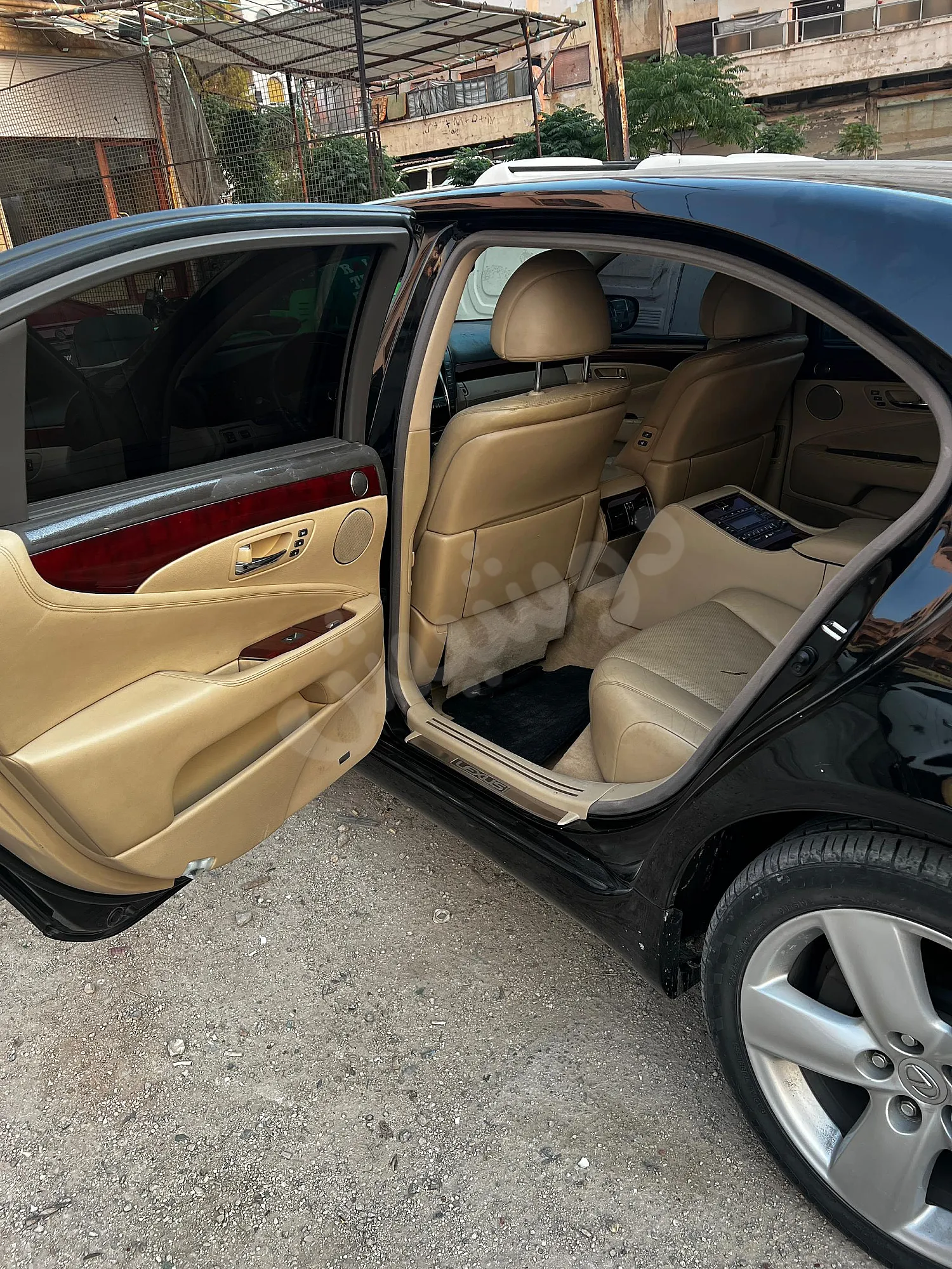 للبيع سيارا تويتا لكزس ls460l.
