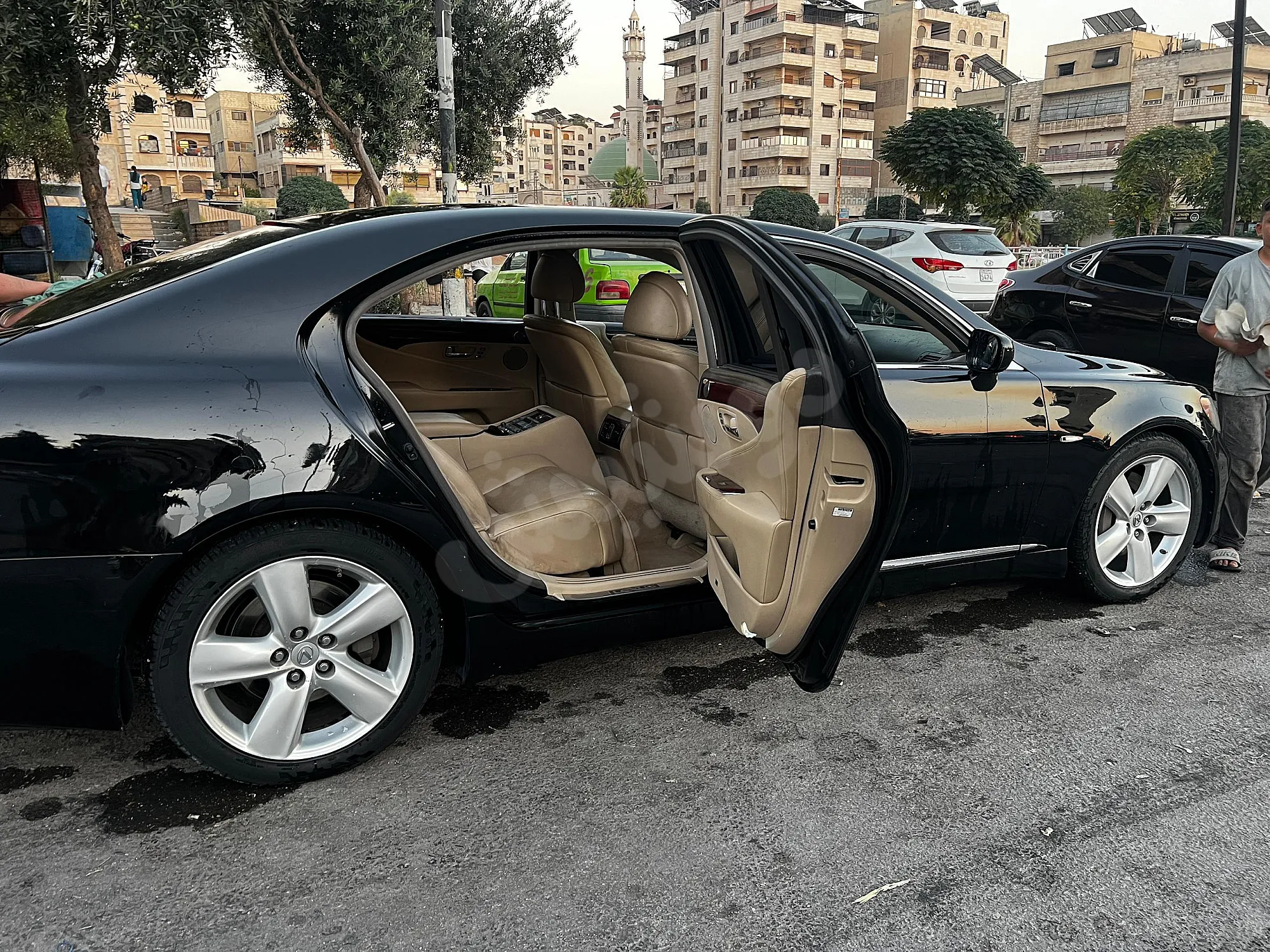 للبيع سيارا تويتا لكزس ls460l.