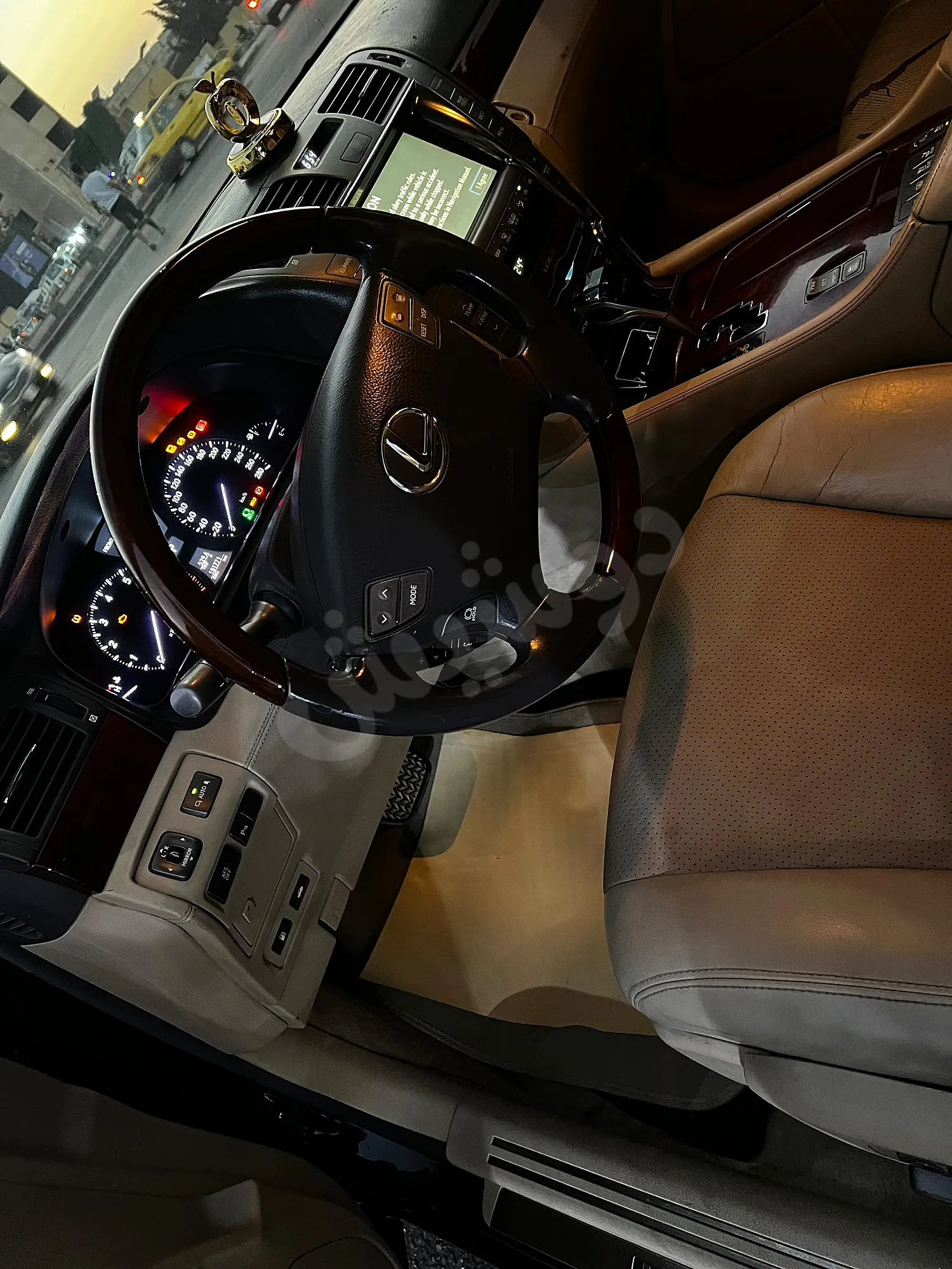 للبيع سيارا تويتا لكزس ls460l.