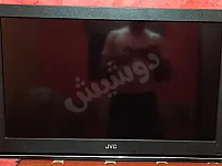 الشاشة استعمال خفيف ومخزنة ولكن موديلها قديم وعريضة وبازار للمعتمد