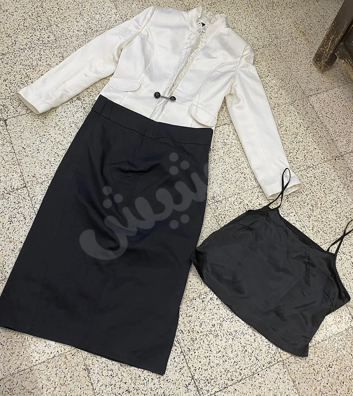 بلوزة مستعملة مع تنورةسوداء للبيع في ميدان وسطاني - دمشق