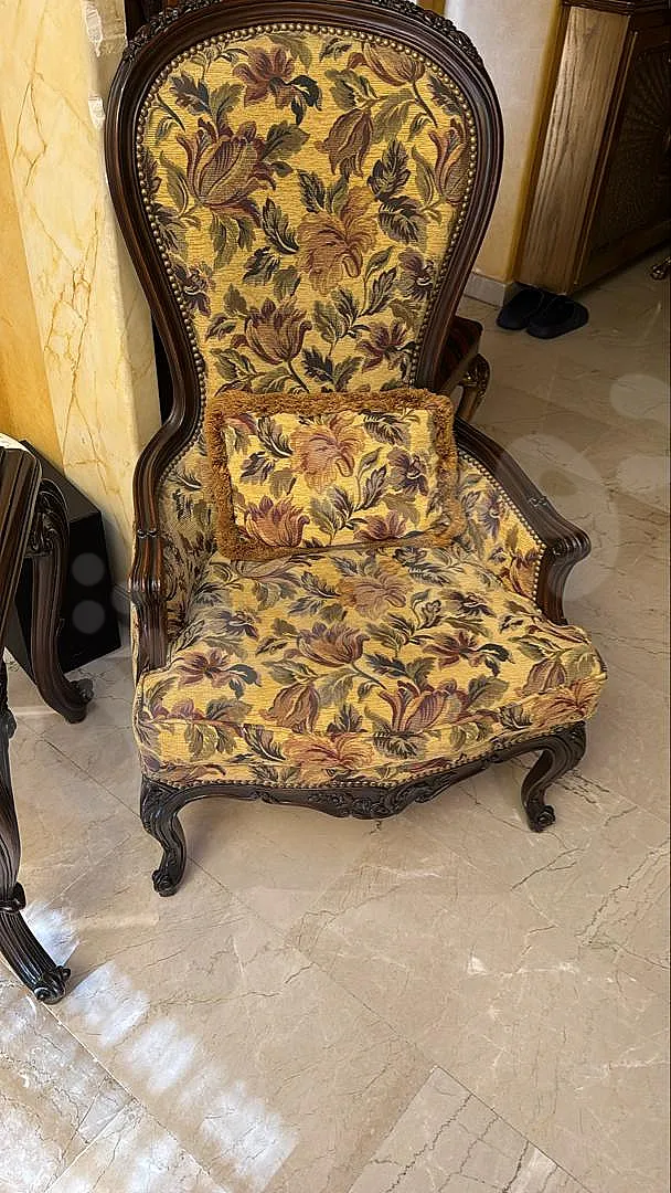 طقم زان مستعمل لغرف الجلوس بسعر 250$