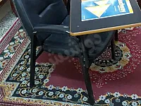 كرسي مع طاولة