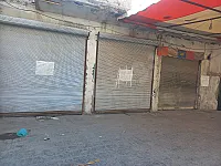 ثلاث محلات للأجار بعد دوار الحاووظ المساحه 130 عشارع الرئيسي