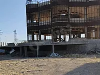 مطعم سياحي للبيع 12000 م² بجانب مدينة الألعاب على طريق المطار