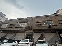 عقار كامل للبيع في الصناعه بدمشق: 3 شقق و7 محلات تجارية