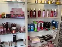 ديكور محل كامل بحالة ممتازة للبيع 