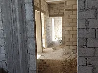 للبيع شقه عالعضم على مدخل بيت سحم غرفتين وصالون منافع وبرندا