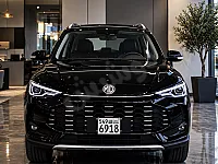للإجار سيارة MG ZS تتميز بتصميمها العصري والأنيق، مع لون أسود لامع 