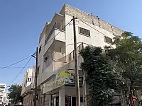 مبنى كامل للبيع في الباب مع 5 محلات وشقق بسعر مغري