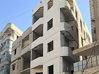 للبيع شقة في عربين طريق عربين حرستا على الشارع العام