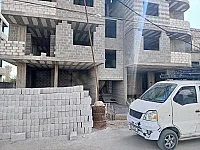 للبيع بناء مؤلف من ٤ طوابق ومرآب سيارات عالعضم