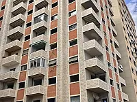 شقة سكنية ارضية مؤلفة من غرفتين وصالون ومطبخ مستقل ووجيبة ضمن برج سكني